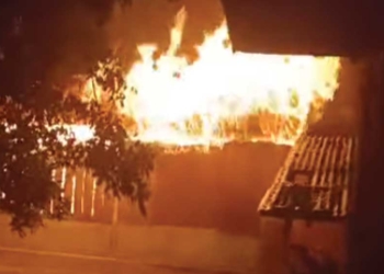 Material Vulkanik Gunung Api Lewotobi Laki Laki Bakar dan Robohkan Rumah-rumah Warga