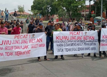 Tuntut Kuwu Dipecat, Warga Jungjang Wetan Demo di Depan Kantor Bupati Cirebon