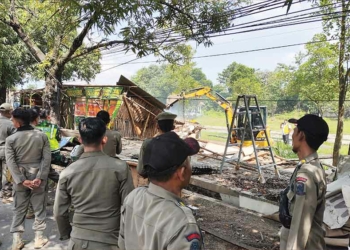 Puluhan Bangunan Liar di Watubelah Cirebon Dibongkar, Kembalikan Trotoar Sesuai Fungsi