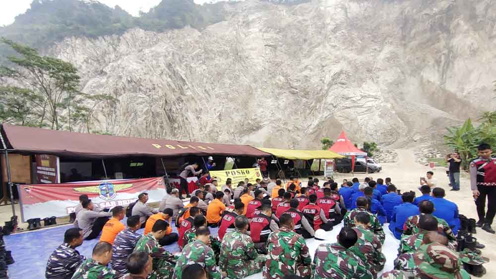 Tim SAR Gabungan Doa Bersama sebelum Pencarian Korban Longsor Gunung Kuda Cirebon