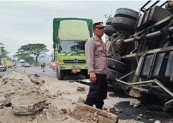 Kecelakaan di Cirebon, Hindari Pengendara Motor, Truk Tronton Terguling