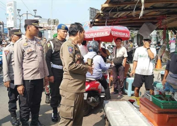 Satpol PP Kabupaten Cirebon Ancam Angkut Dagangan PKL Pasar Pasalaran