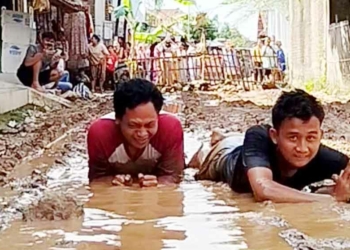 Jalan Rusak di Cirebon, Warga Desa Japura Kidul Tutup Jalan dan Mandi Lumpur