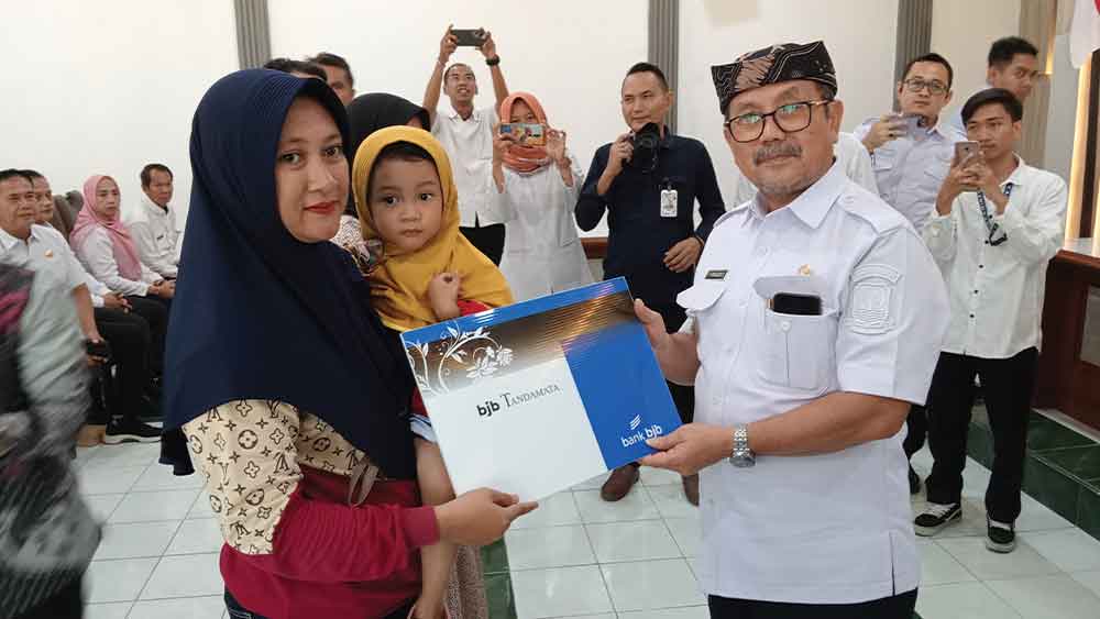 Bupati Imron Serahkan Bantuan Kepada Keluarga Korban Longsor Gunung Kuda Cirebon