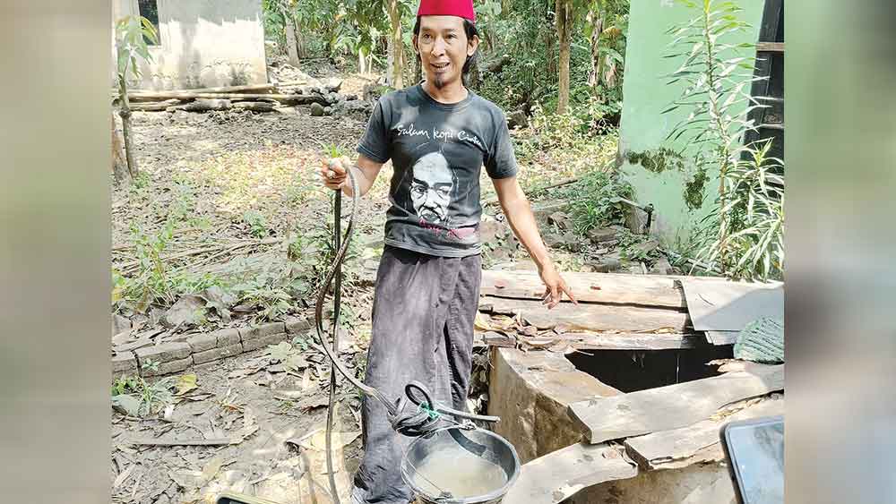 Berada di Atas Permukiman Kampung Kalilunyu Argasunya, Limbah TPA Kopi Luhur Cirebon Cemari Sumur Warga