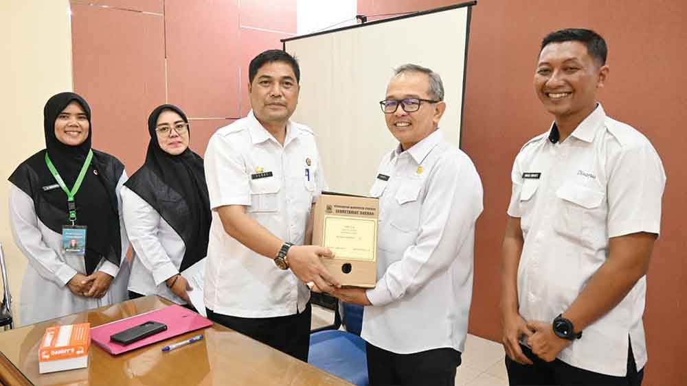 Pemkab Cirebon Serahkan 403 Berkas Arsip Statis
