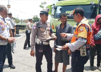 Petugas Gabung di Cirebon Razia Kendaraan Parkir di Bahu Jalan