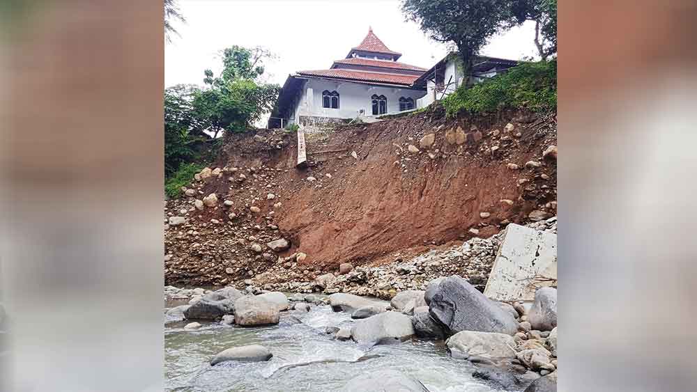 Masjid Wanantara Cirebon Terancam Longsor