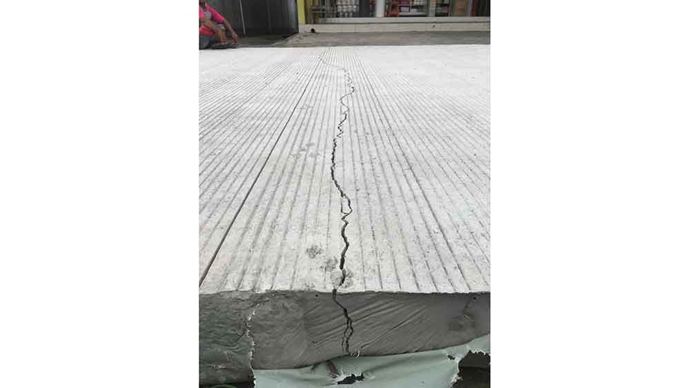 Masih Pengerjaan, Sejumlah Titik Jalan Kisabalanang Megu Cilik Cirebon Retak