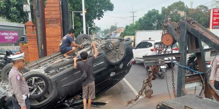 Kecelakaan di Cirebon, Toyota Rush Terguling