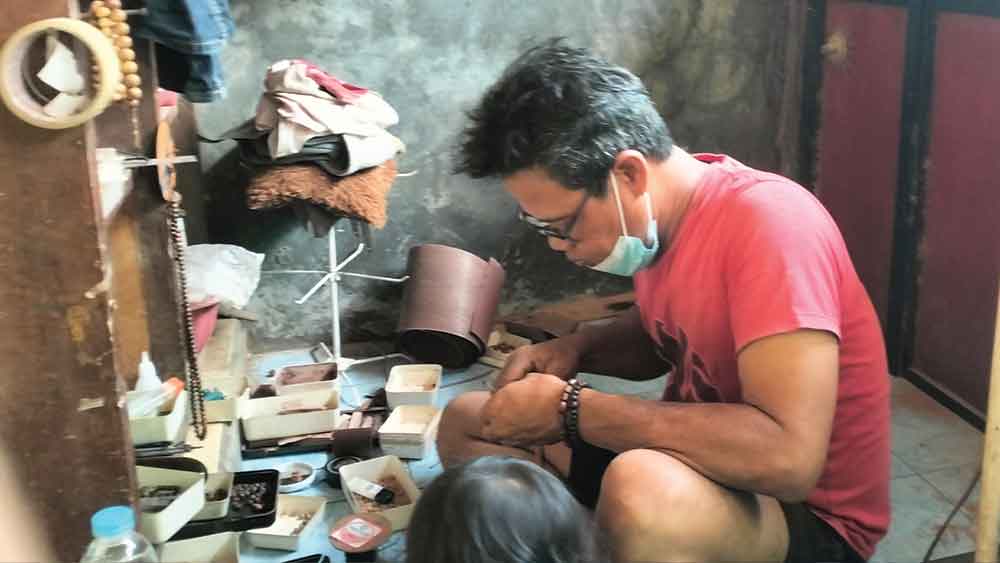 Perajin Tasbih Kayu Nagasari Bertahan Meski Pasokan Bahan Baku Minim dan Mahal