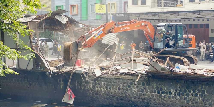 Lapak PKL Sukalila Cirebon Dibongkar Tanpa Perlawanan