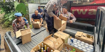 Tak Biasa, Ratusan Botol Miras Disembunyikan di Kandang Ayam, Penjual di Sumber Cirebon Digiring Polisi
