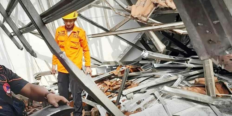 Atap Gedung Disnaker Kota Cirebon Ambruk