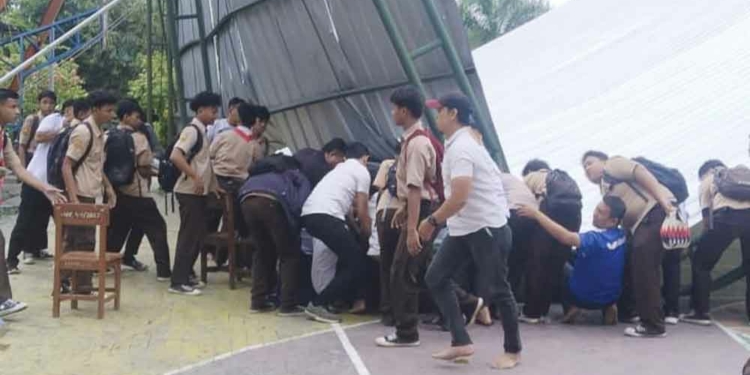 Atap Outdoor SMAN 1 Susukan Cirebon Ambruk Timpa Siswa