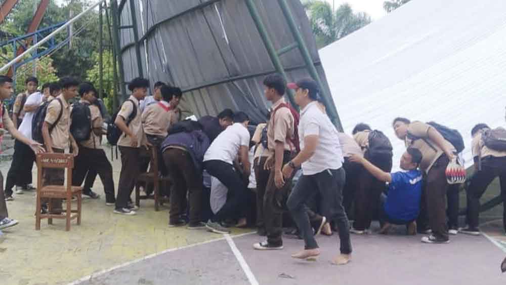 Atap Outdoor SMAN 1 Susukan Cirebon Ambruk Timpa Siswa