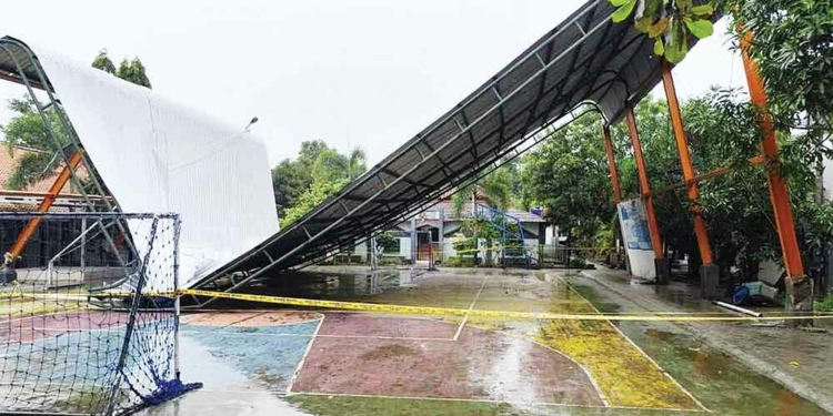 TKP Atap Roboh Dipasang Garis Polisi, Kepala SMAN 1 Susukan Cirebon Pastikan Korban hanya Cedera Ringan