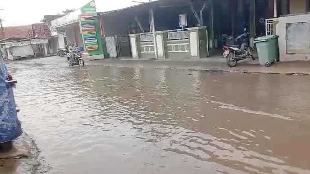 Jalan Rusak Parah di Desa Pangkalan Cirebon Dikeluhkan Warga