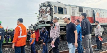 Kecelakaan Kereta Api di Cirebon, Lokomotif Ringsek Ditabrak Truk Pengangkut Air
