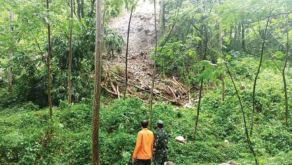 Tebing Hutan Cipanas Cirebon Longsor Tutup Akses Warga