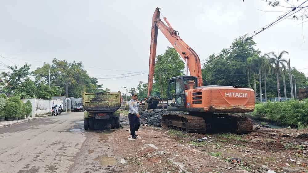 Normalisasi, Pengerukan Sungai Sukalila Cirebon Terkendala Ketersediaan Truk Pengangkut