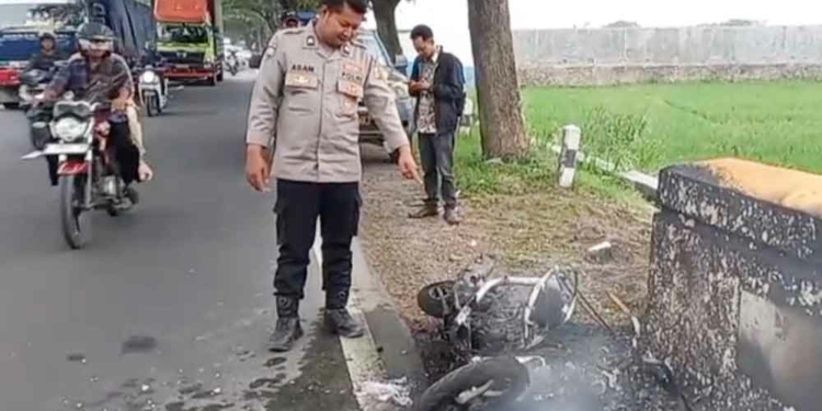 Diduga Korsleting Listrik, Sepeda Motor Warga Kesunean Cirebon Terbakar di Jalur Pantura Gebang