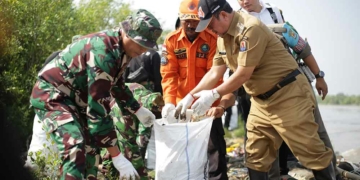 Dukung Gerakan Indonesia Asri, Sampah Pantai Baro Dibersihkan, Bupati Cirebon Ajak Masyarakat Jaga Kebersihan Pantai