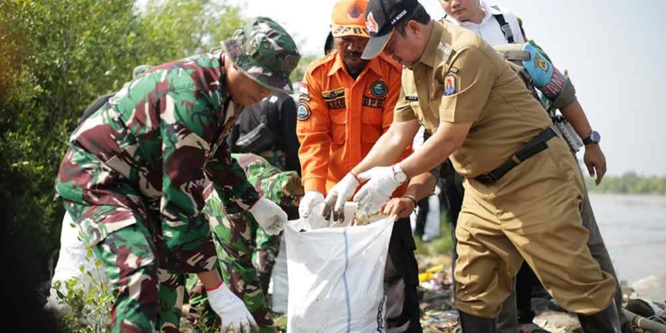 Dukung Gerakan Indonesia Asri, Sampah Pantai Baro Dibersihkan, Bupati Cirebon Ajak Masyarakat Jaga Kebersihan Pantai