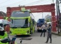 Bawa Rombongan Anggota DPRD Kabupaten Pati, Bus SHD Tersangkut di Gapura Tanda Barat Cirebon