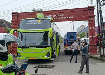 Bawa Rombongan Anggota DPRD Kabupaten Pati, Bus SHD Tersangkut di Gapura Tanda Barat Cirebon