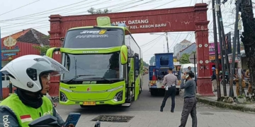 Bawa Rombongan Anggota DPRD Kabupaten Pati, Bus SHD Tersangkut di Gapura Tanda Barat Cirebon