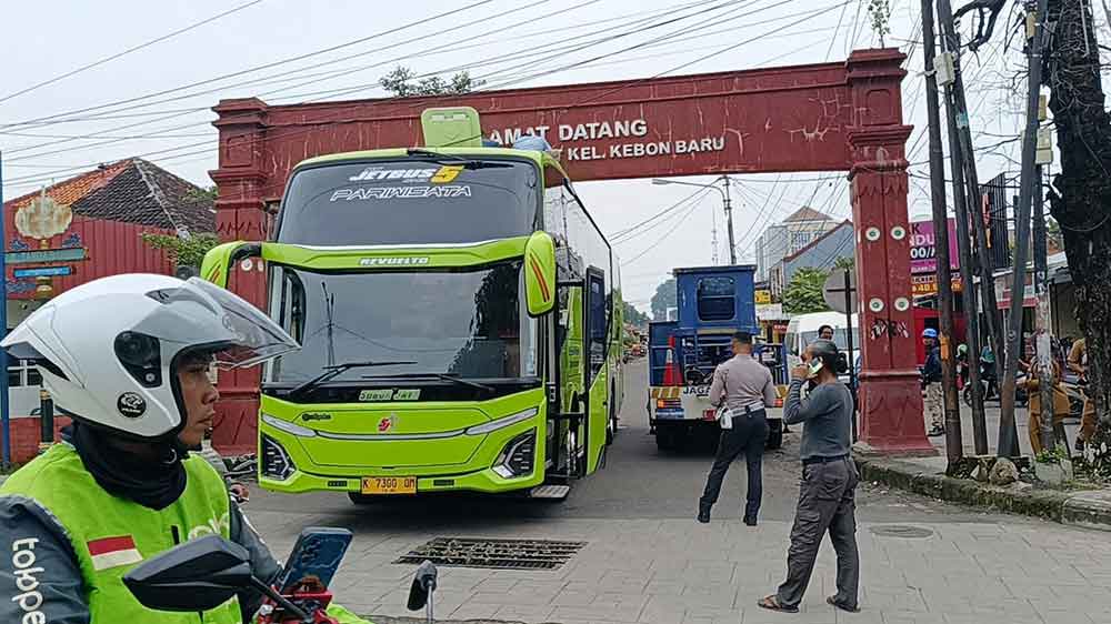 Bawa Rombongan Anggota DPRD Kabupaten Pati, Bus SHD Tersangkut di Gapura Tanda Barat Cirebon