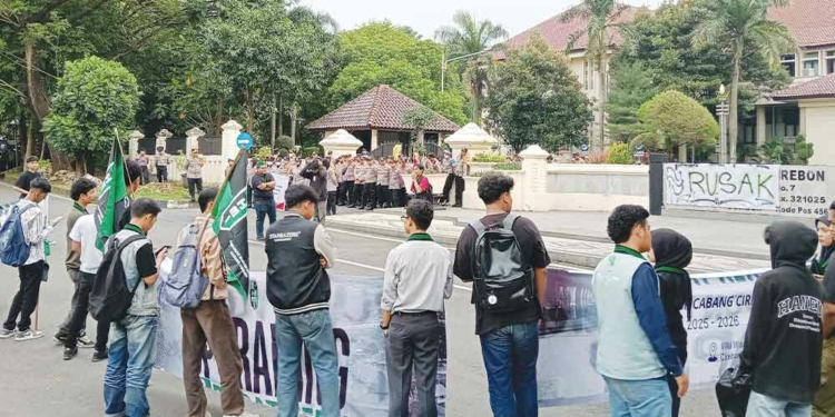 Gelar Unjuk Rasa, HMI Cirebon Soroti Sejumlah Persoalan, Kepemimpinan Bupati Imron Dinilai Belum Beri Perubahan Signifikan