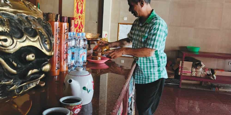 Jelang Imlek, Klenteng Hok Keng Tong Cirebon Bersih-bersih  