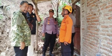 Tebing 20 Meter di Desa Gumulung Tonggoh Cirebon Longsor Terjang Rumah Warga