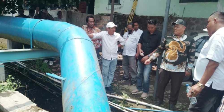 Komisi II DPRD Kabupaten Cirebon Tinjau Instalasi Pipa PDAM Indramayu di Cikalahang, Minta Bangunan Halangi Pasokan Air Dibongkar