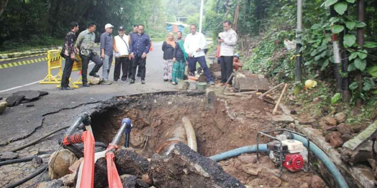 DPRD Kota Cirebon Sidak Pipa PDAM Jebol