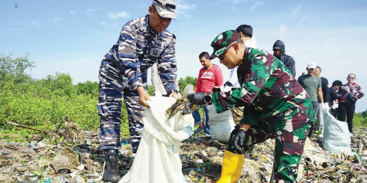 400 Relawan Babat Habis Sampah Pantai Kesenden Cirebon