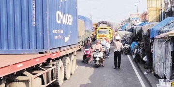 Langganan Macet Jalur Pantura Utama Cirebon, Pasar Sandang Tegalgubug Jadi Tujuan Pemburu Baju Lebaran  