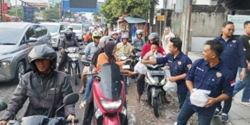 Prabu Ciayumajakuning Tebar Ratusan Paket Takjil di Cirebon