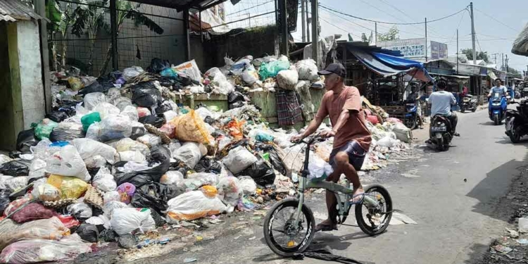 Sampah TPS Pasar Minggu Cirebon Meluber ke Jalan