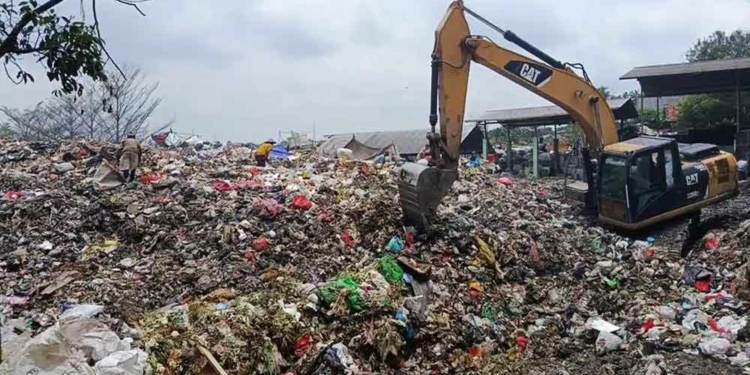 Tinggi Gunungan Sampah di TPA Kopi Luhur Cirebon Tembus 15 Meter