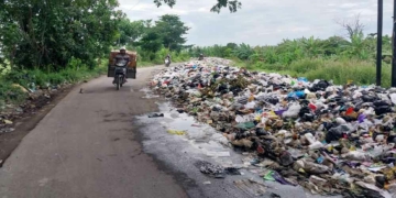 Sampah di Panguragan Cirebon Memakan Hampir Separuh Badan Jalan