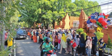 Warga Cirebon Rela Antre Demi Tebus Sembako Murah