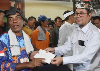 Tidak Beroperasi Selama Arus Mudik, Ratusan Tukang Becak di Cirebon Terima Kompensasi Rp 1,4 Juta