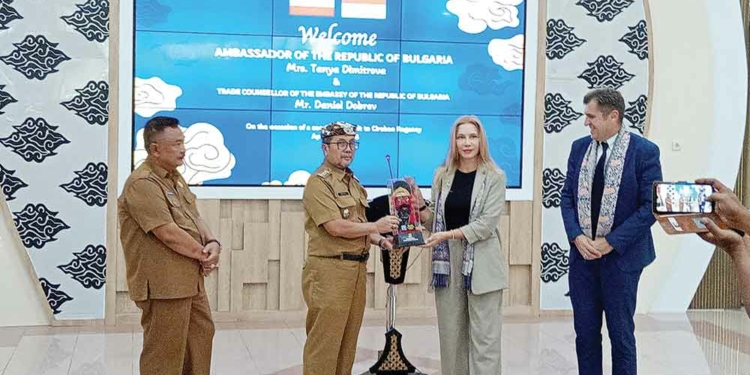 Dubes Bulgaria Tertarik Investasi di Kabupaten Cirebon, Jajaki Kerja Sama Furnitur Rotan dan Kerajinan