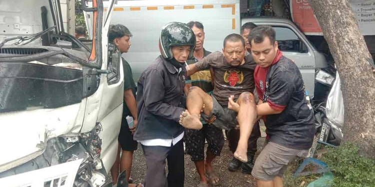 Tiga Kendaraan Kecelakaan Beruntun di Cirebon, Dua Orang Terluka, Dua Mobil, Satu Motor dan Warung Rusak