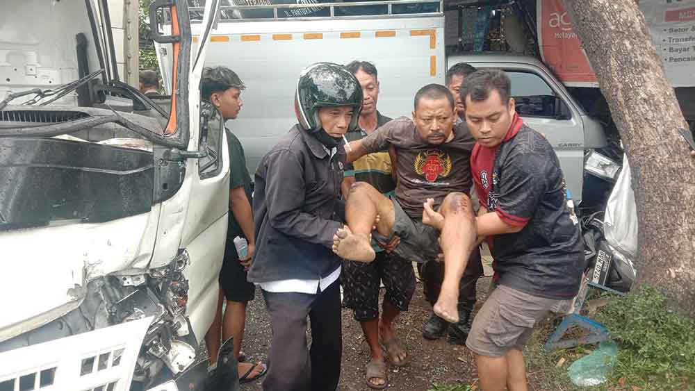 Tiga Kendaraan Kecelakaan Beruntun di Cirebon, Dua Orang Terluka, Dua Mobil, Satu Motor dan Warung Rusak