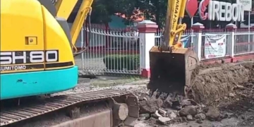 Bangunan PKL di Trotoar Sepanjang Jalan Fatahillah Cirebon Ditertibkan