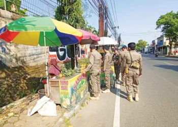 Satpol Pp Kabupaten Cirebon Sampaikan Larangan Pkl Berjualan Di Bahu Jalan